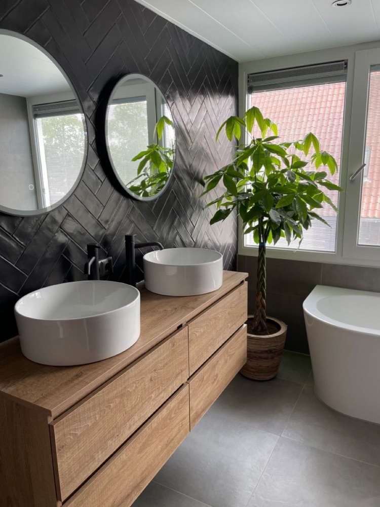 Opgeleverde badkamer met warme zandtinten